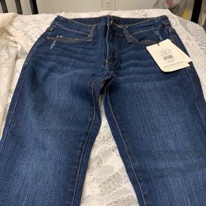 Who what wear denim jeans.